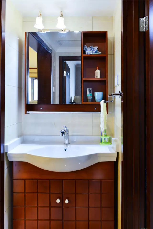 干湿分离的卫生间,洗手盆前方装了个方便实用的收纳柜,可以作为镜子