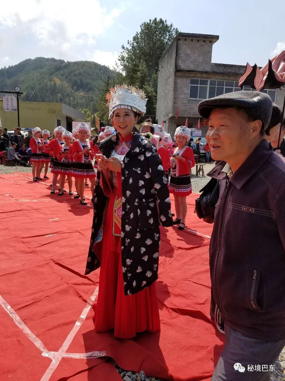 青年歌星陈代珊利用演出空余时间在发朋友圈随后县领导及游客在松木