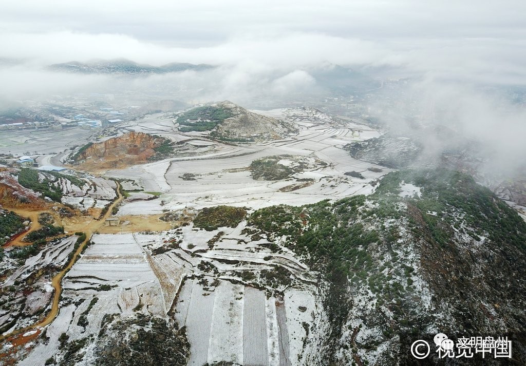 2017年3月31日,贵州省威宁县海边街道的山坡上堆满积雪.