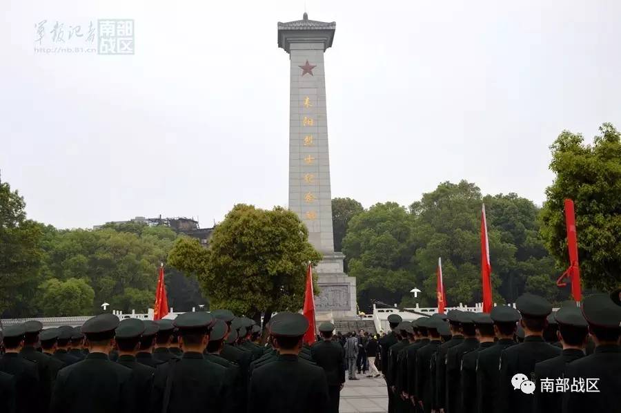 祭扫活动在全体祭扫人员雄壮的国歌声中拉开序幕,部队官兵代表向烈士