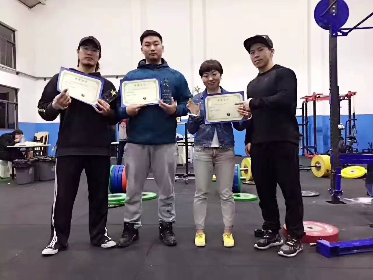 选手闫帅奇以97.70kg体重,深蹲180kg,卧推110kg,硬拉222.