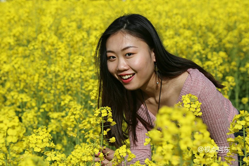 国际学生汉中赏油菜花俄罗斯与重庆美女最养眼