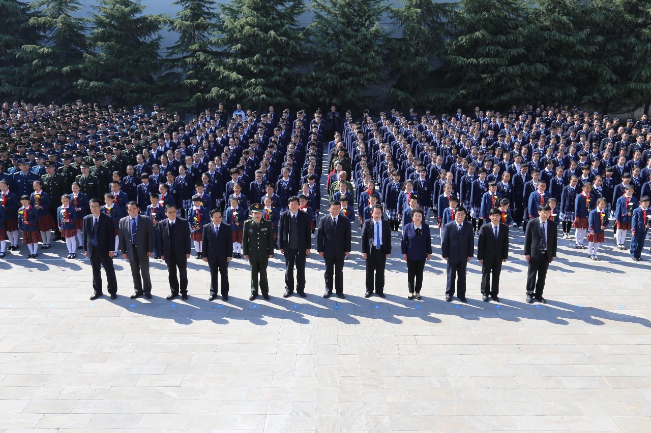 上午10时,祭扫活动开始,全体肃立,奏唱《中华人民共和国国歌》