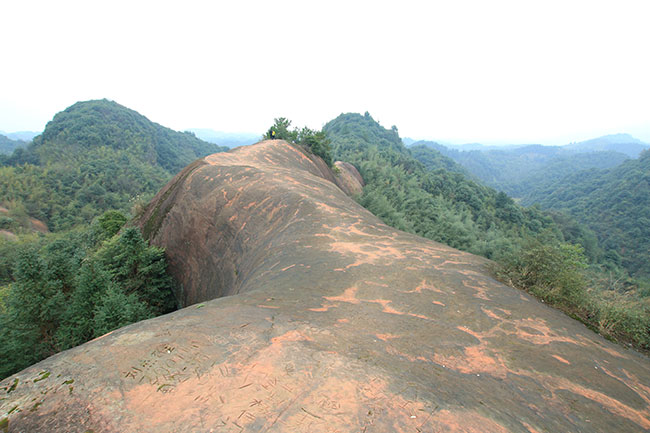 3)五峰山:位于萍乡东桥,萍乡驴友徒步旅游最精品的线路之一;五峰山