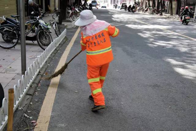 环卫工人口号_环卫工着标语马甲 老式文明宣传标语市民难接受(2)