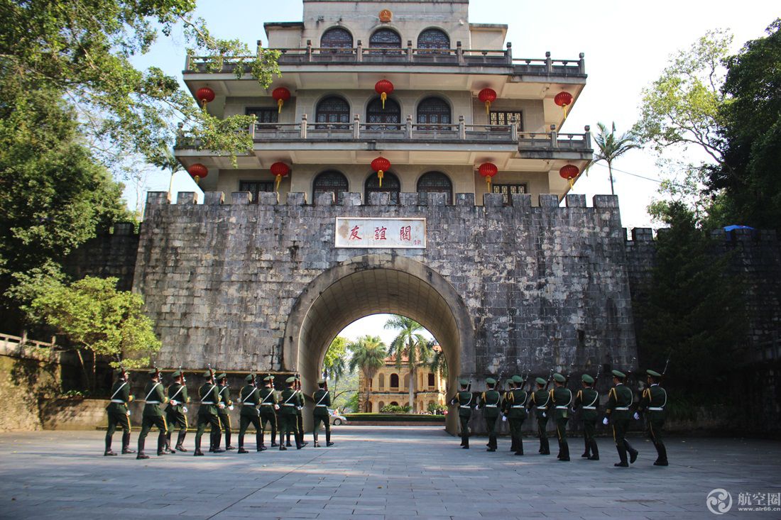 中国南疆国门友谊关升国旗仪式吸引大批游客