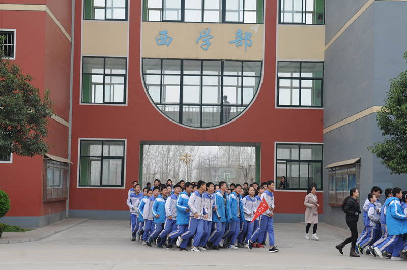 淇滨中学代表团到浚县科达中学参观学习