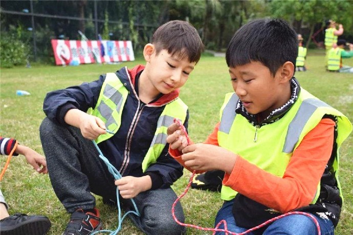 装备穿戴用法,才能安全的玩耍哦~宝贝们先来学习各种户外绳结的打法吧