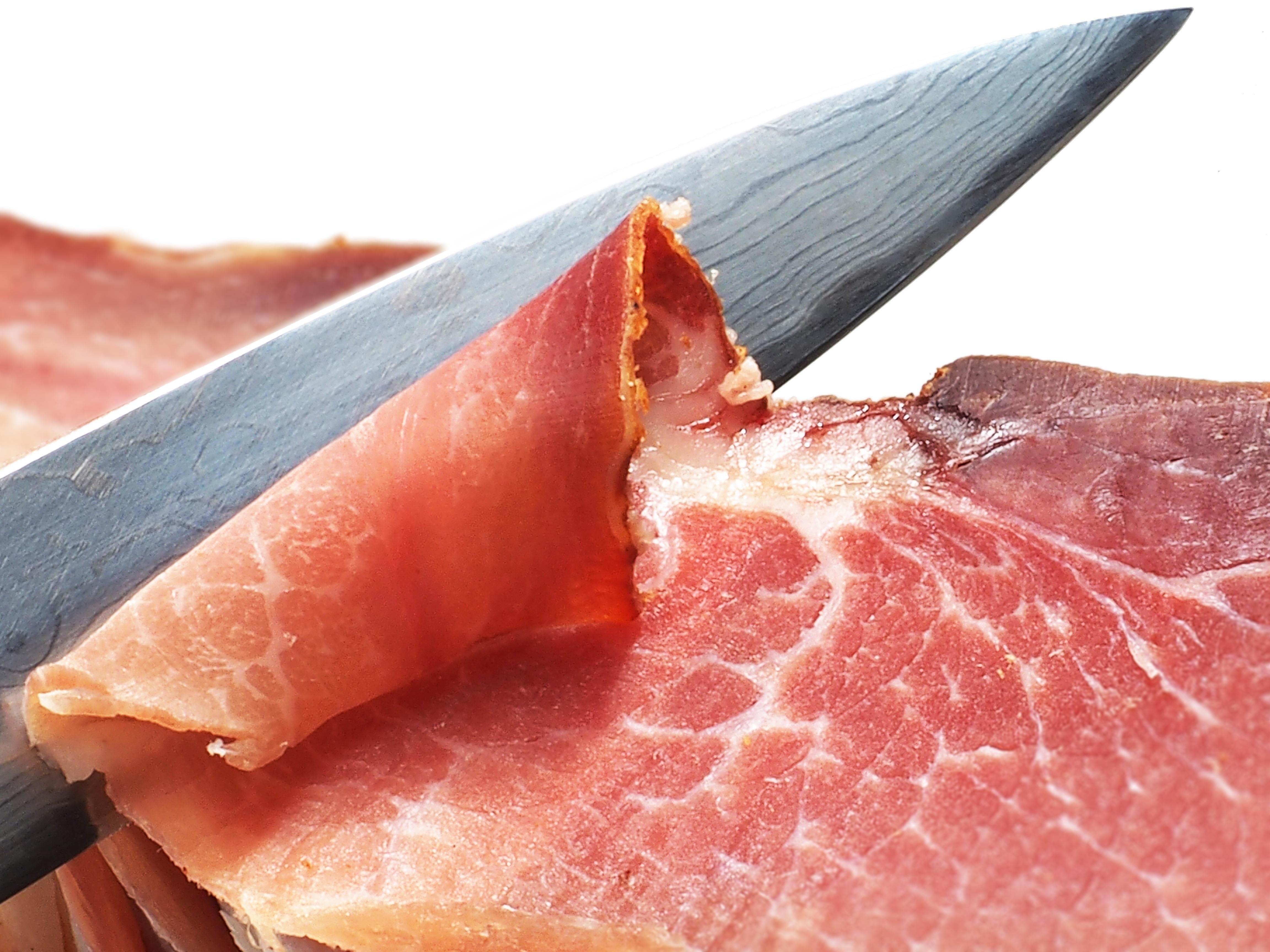 切的火腿用在桌上的荷兰芹 新鲜的prosciutto 切的猪肉火腿 库存图片 - 图片 包括有 切片, 猪肉: 137020893