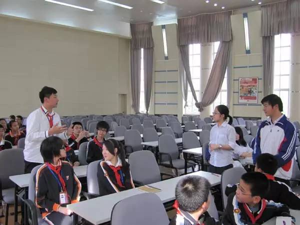 上海各中学校服大比拼,这所学校丑出了天