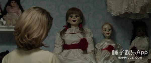 《招魂》里的恐怖娃娃安娜贝尔又要出来吓人了,这回它