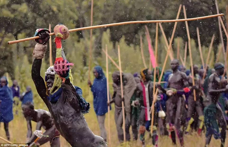 戴唇盘,顶花朵,热衷棍棒打斗……揭秘埃塞俄比亚苏里部落的奇特习俗