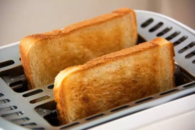吐司,就是英文toast的音译, 广东话叫"多士", 实际上就是用长方形带