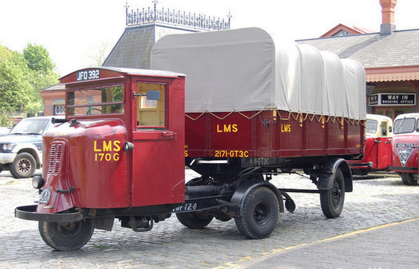 在1934年推出了第一款三轮半挂车,叫机械马,这款车是由设计师oliver