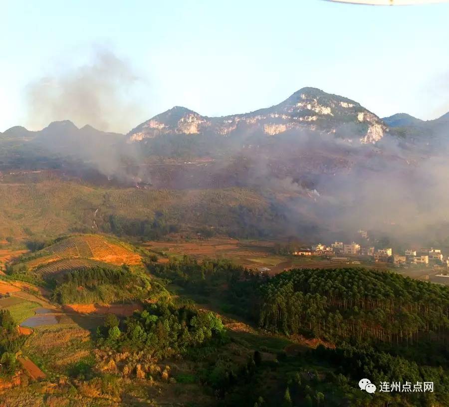 直击:连州九陂发生火烧山,现场浓烟滚滚.