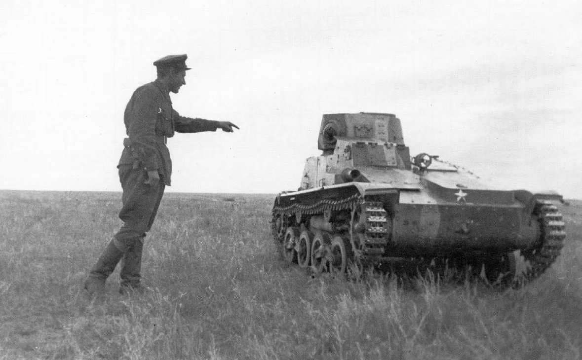 苏军缴获日本94式轻型坦克 钻不进去干着急