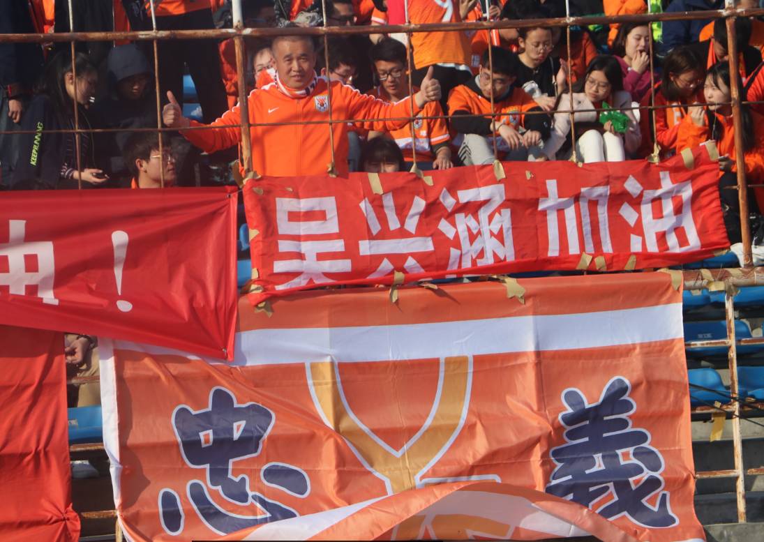 北京国安球迷冲入球场戏耍保安-直播吧