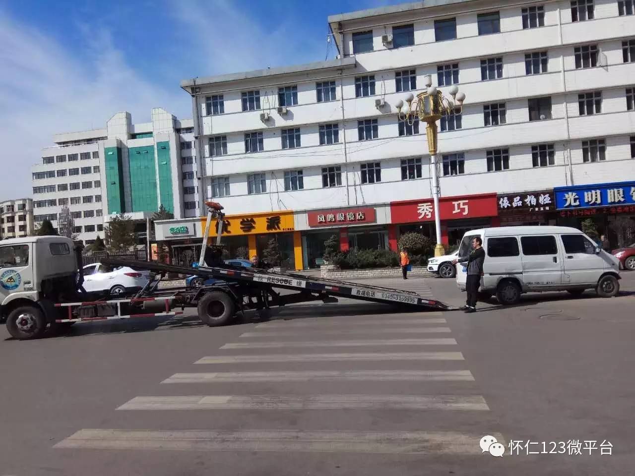 今日下午,怀仁中医院对面路口发生一起交通事故,有图有真相.