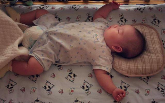 Image result for 寶寶睡覺手舉起來