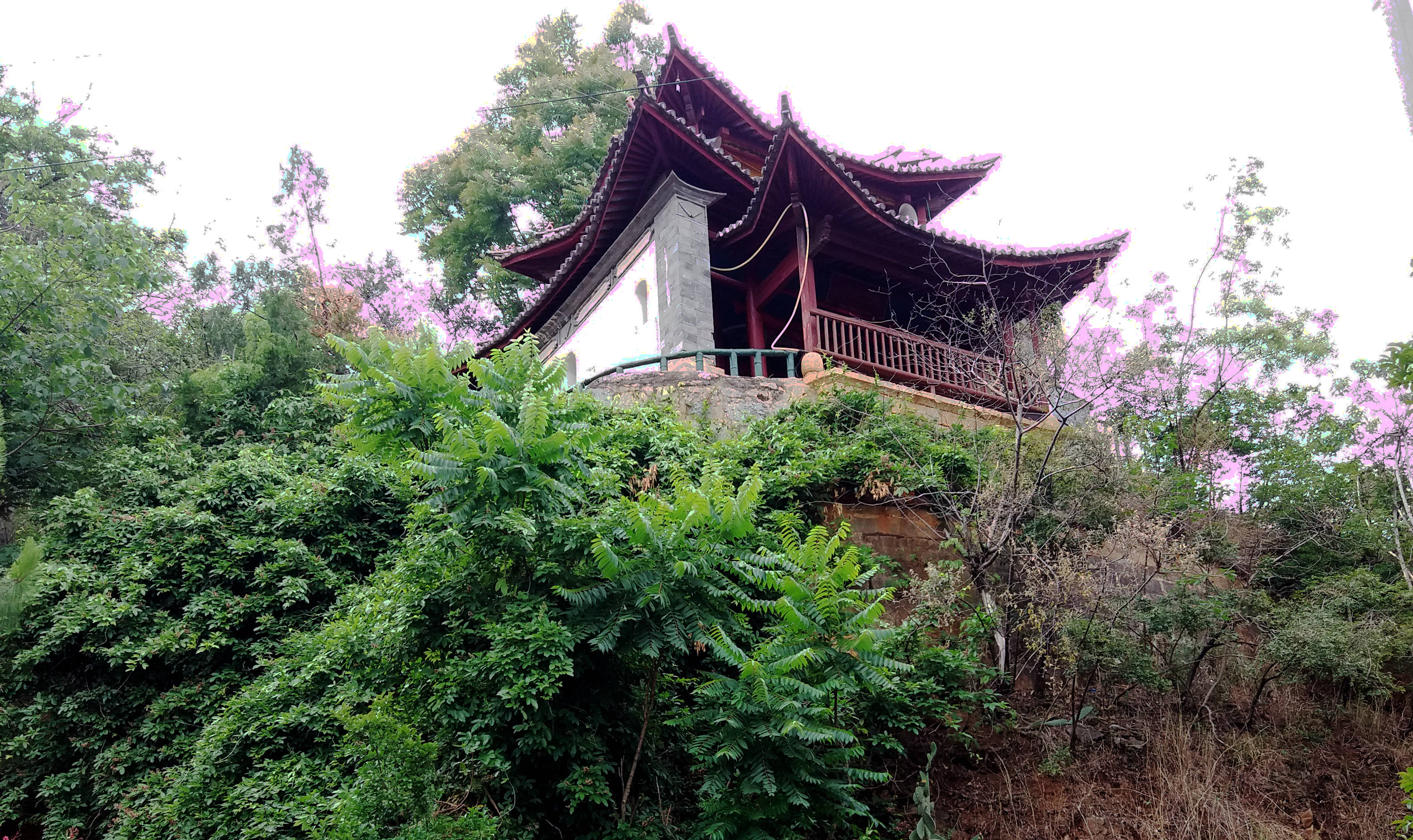 莲花岩上的碑文是说,谷女寺观音阁在1983年就被弥渡县人民政府列为