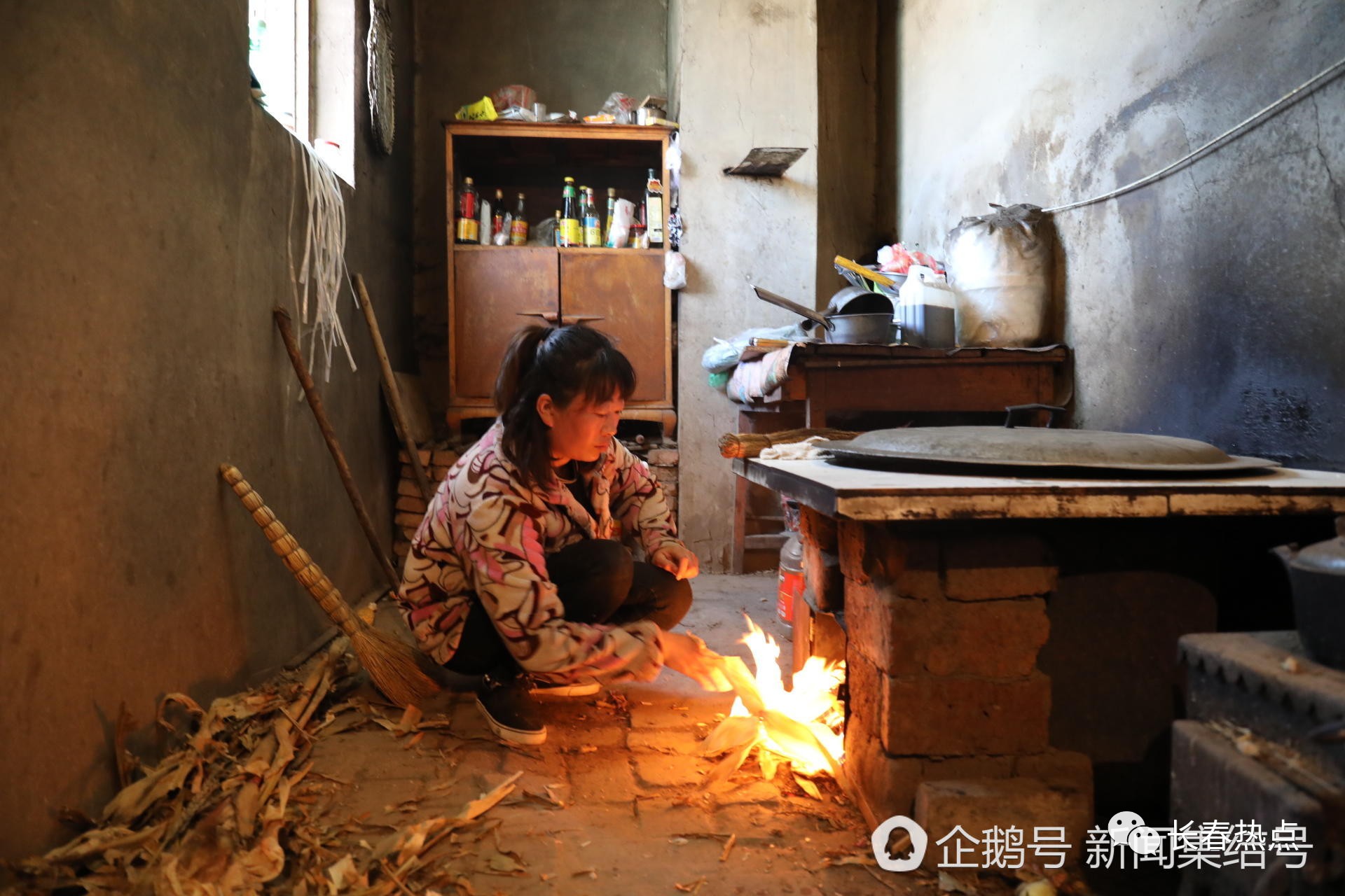 妻子顾亚微准备开始烧火做饭.