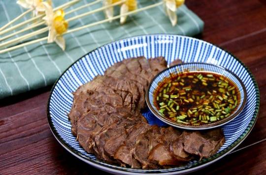 【假日美食】一盘喷香的卤牛肉怎么做