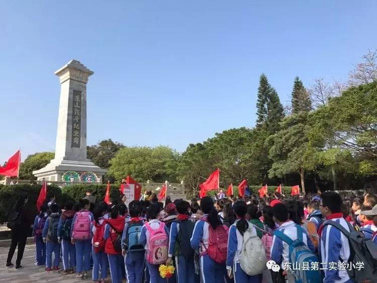 我校开展清明祭扫烈士陵园活动