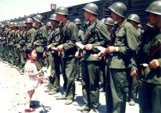 清明节,祭奠对越自卫反击战的英雄们:擎旗战士人倒旗