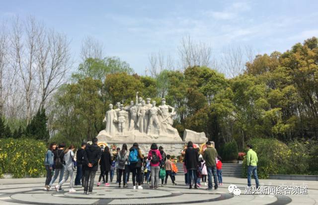 缅怀英烈!嘉兴市民来到英雄园祭扫