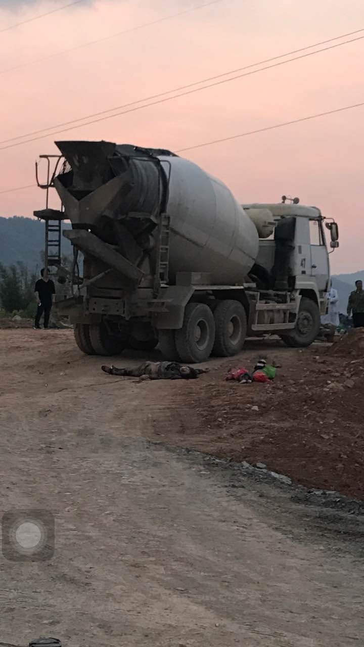 事故造成摩托上一妇女一小孩当场死亡,现场交通缓慢,具体原因仍在