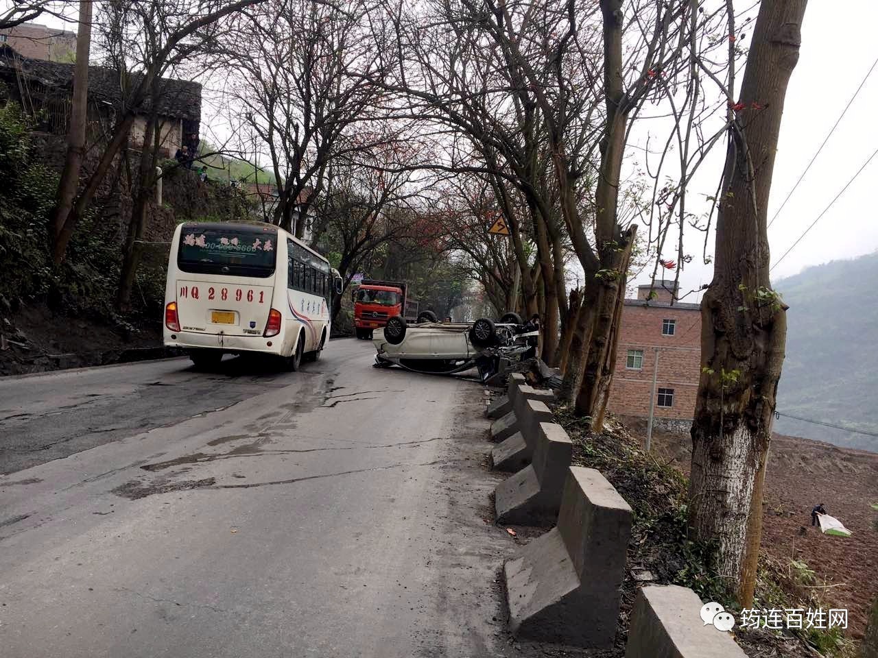 筠连到巡司公路上一小车"四脚朝天"躺起!有没有知道原因的?