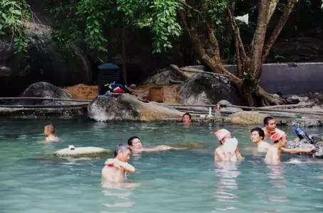 来勐拉一定要来泡温泉,勐拉温泉被誉为中国十大温泉之一,温泉水直接