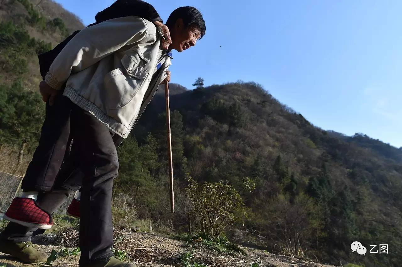 9旬红嫂让孩子背着祭红军,一辈子未出大别山