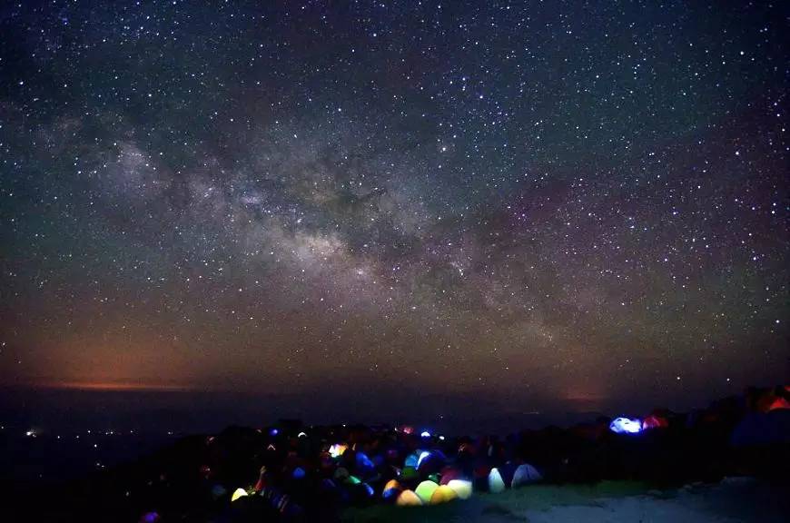 夜幕降临后,能看到满天繁星,跟满山的帐篷,此景美不胜收.