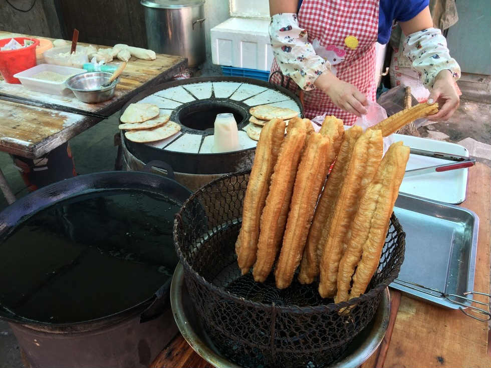 非常接地气的吃法:大饼夹油条,建议选择甜味的大饼夹,搭配风味更佳