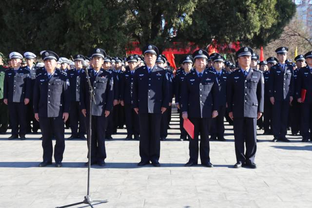 烈士纪念仪式在昂扬雄壮的《人民公安向前进》警歌中拉开帷幕