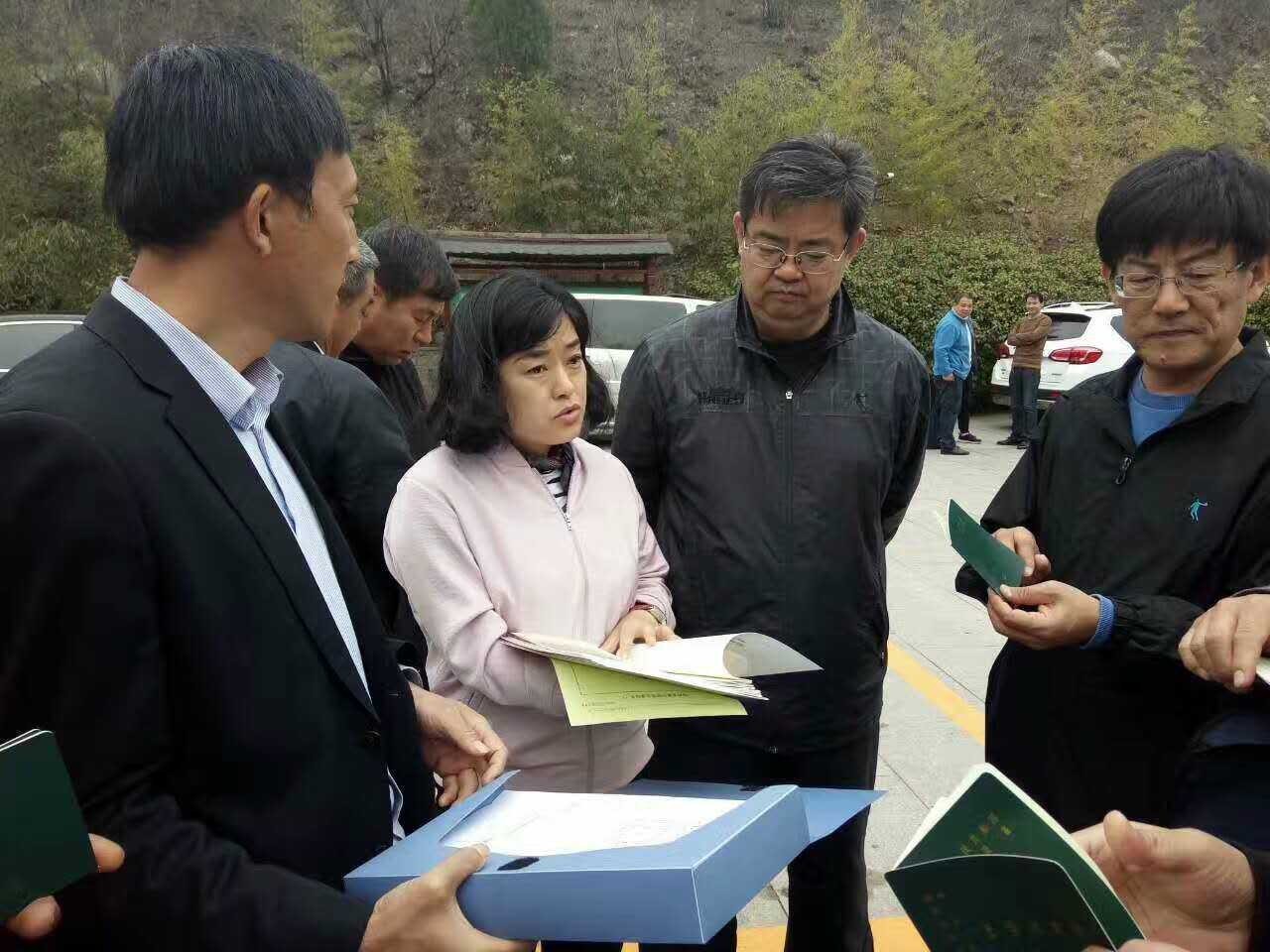 4月4日,淄川区政府副区长朱枭杰在潭溪山景区督导检查旅游安全工作.