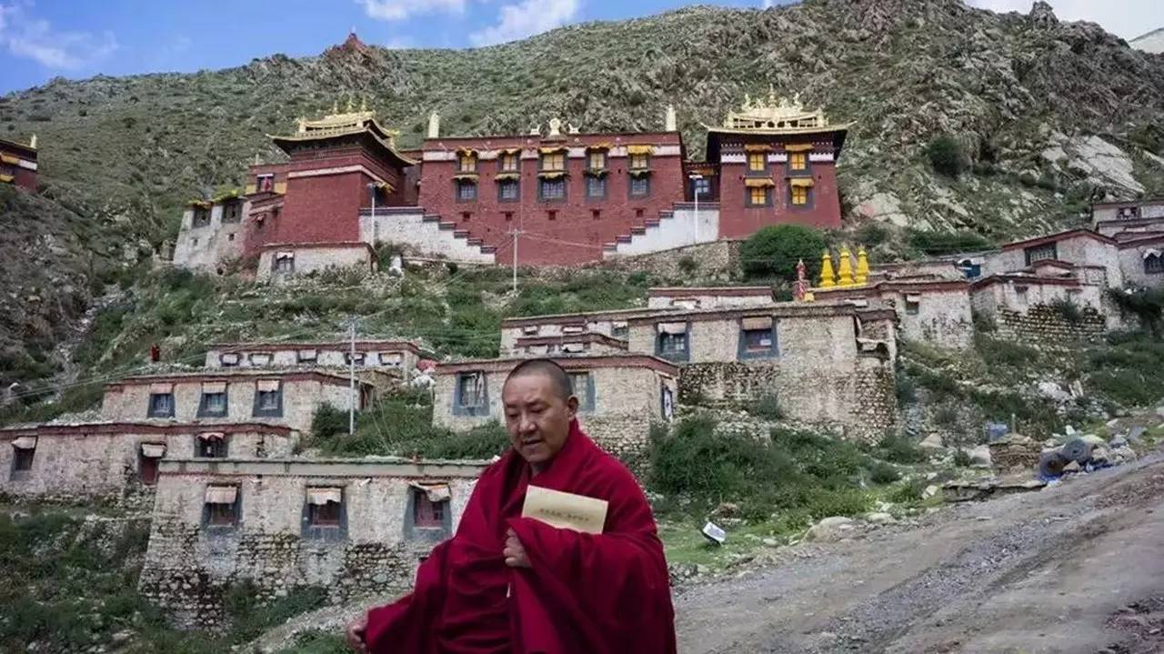 苯教大师达瓦坚赞在离曼日寺不远的雅鲁藏布江边修建了热拉雍仲林寺