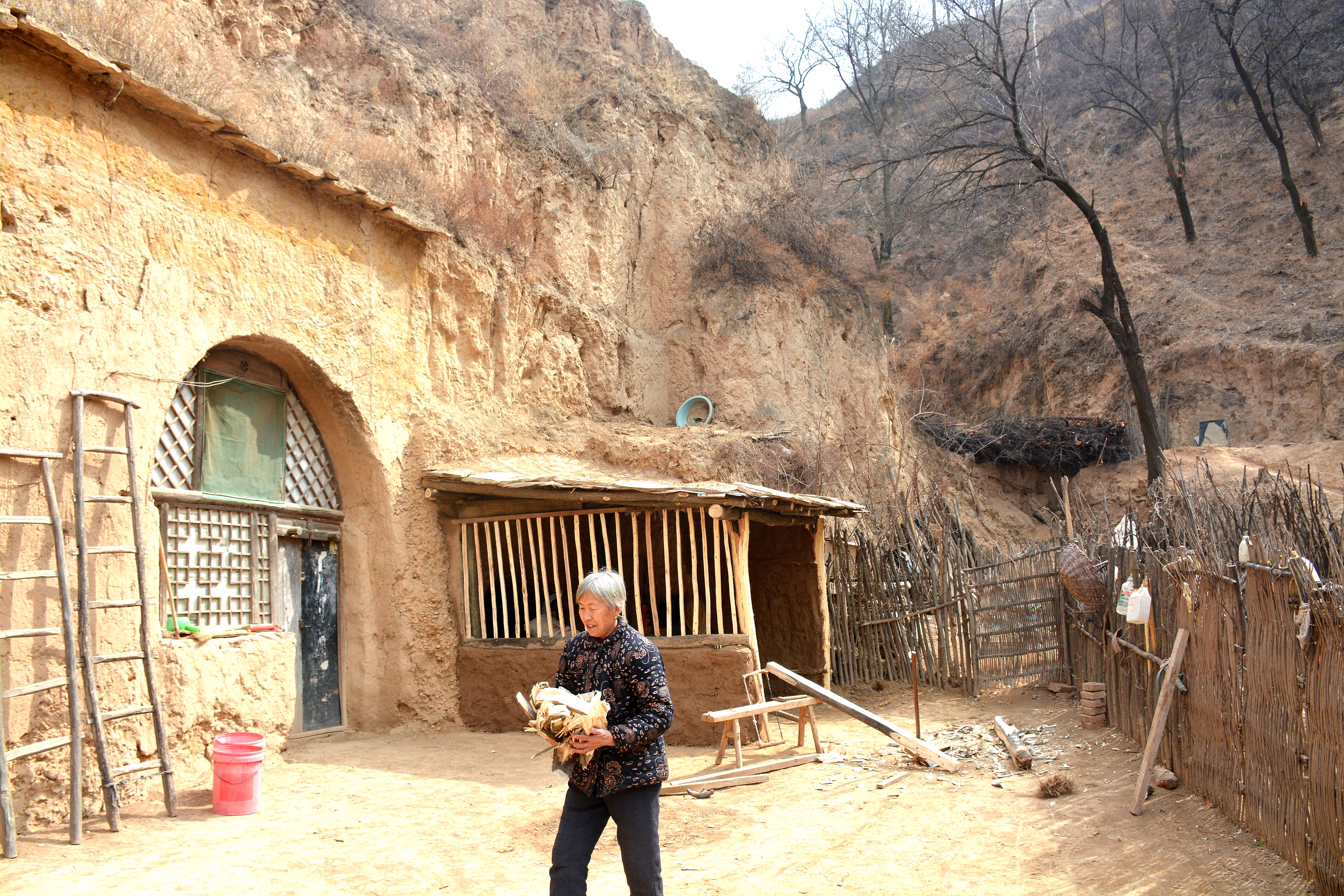 体验未曾体验过的艰苦生活,住陕北农民土窑洞.