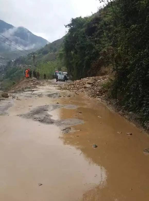 牛寨乡龙茶村大地头村民小组发生一起村组道路交通事故 一辆川jeg313