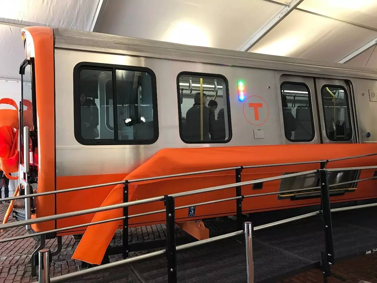 "中车制造"波士顿地铁开始接受公众检阅
