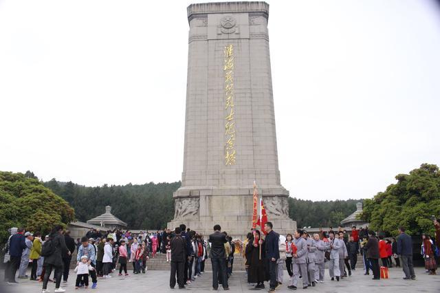 又是一年清明时徐州各界淮塔缅怀革命先烈