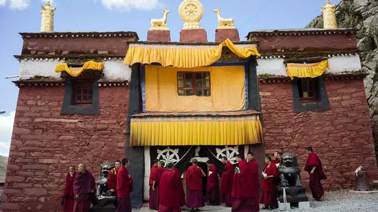 走进西藏寺庙曼日寺西藏苯教的母寺