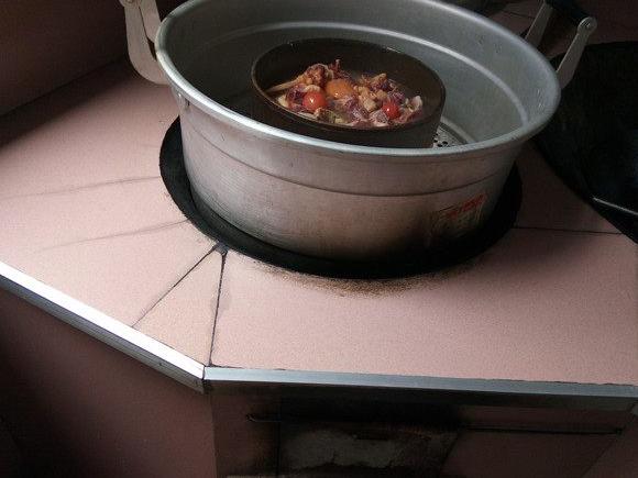 农村土灶里炖出来的老鸭汤，养两年才能喝上一碗