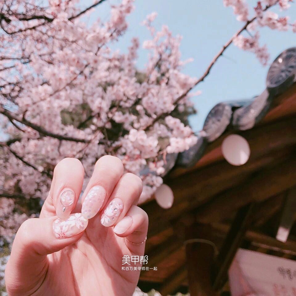 正值赏樱季,一起做款樱花美甲吧!