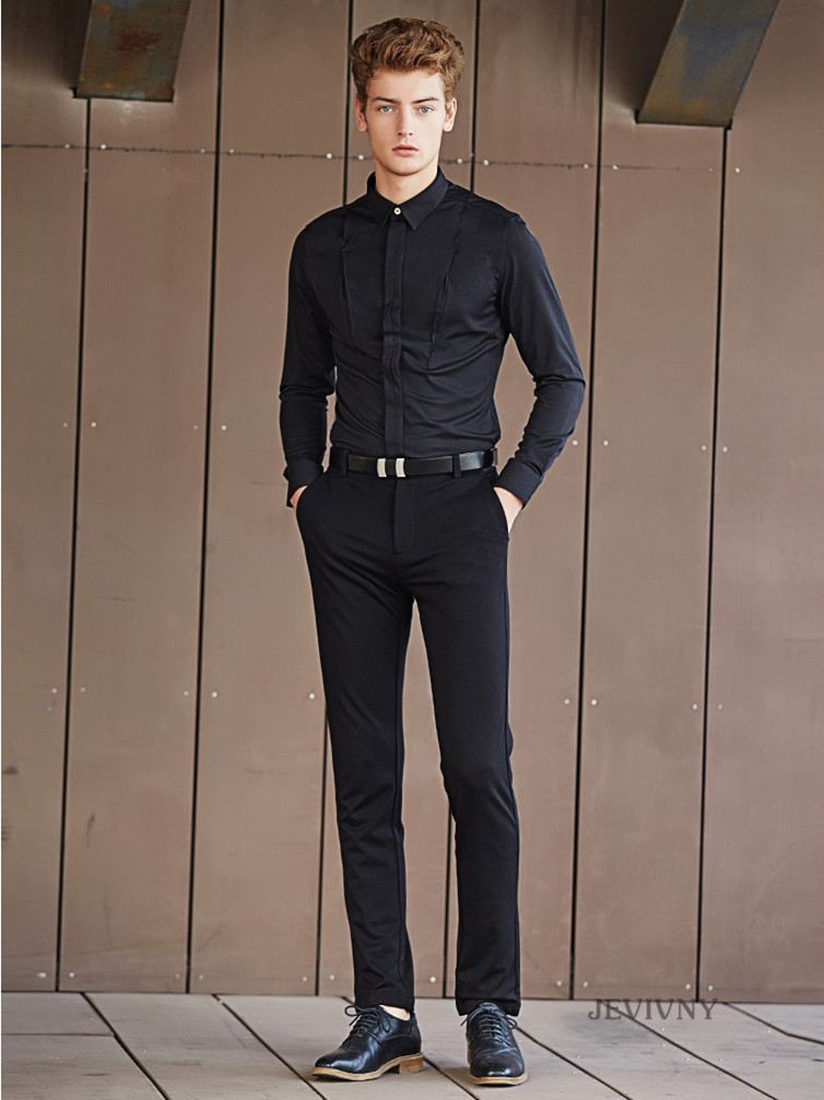 如果是正式场合穿,黑衬衫最好还是搭配深色系的裤子来说,比如黑色