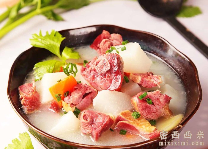 腊鸭萝卜汤 丽江的腊鸭,这道汤是用电炖锅炖的,加入白萝卜,味道
