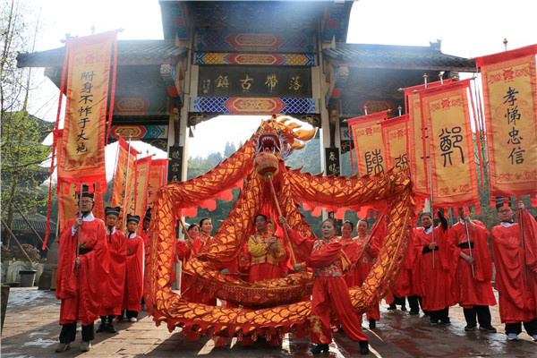 当地客家子孙齐聚,一起祭祀先祖,举行了一场遵循传统古礼的客家祭祀