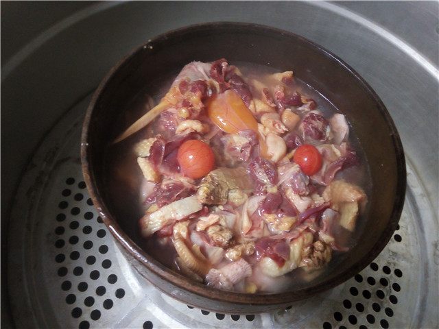 农村土灶里炖出来的老鸭汤，养两年才能喝上一碗