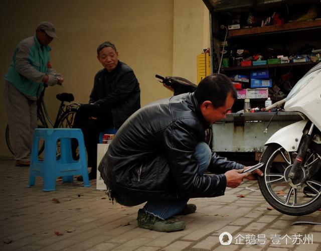 修车师傅靠地摊年入五万 免费多项有老人磕头致谢